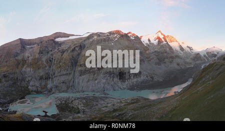 Panoramablick auf dem höchsten Berg Österreichs der Großglockner mit rückläufigen Pasterze Glacier, hinterlassen einen Gletscher See Stockfoto