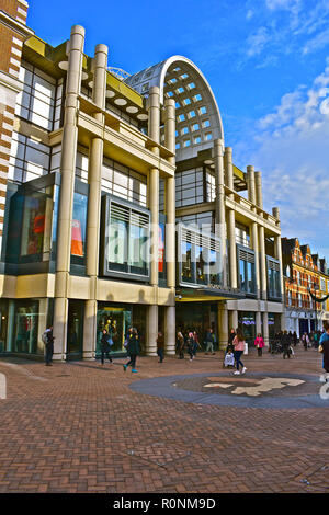Die Rosenstraße ist ein großes, modernes Einkaufszentrum und ist die Heimat einer Vielzahl von ca. 75 verschiedenen Geschäften in Kingston upon Thames, London, England Stockfoto