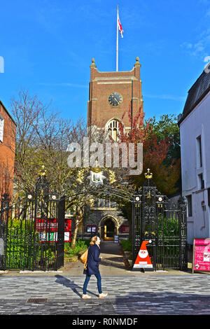 All Saints Church ist die historische Pfarrkirche von Kingston upon Thames. Es hat verzierten Toren an den Eingang. Kingston upon Thames, London, England Stockfoto