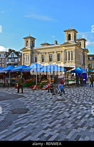 Markt am Samstag in der historischen Hauptplatz von Kingston. Das imposante Gebäude an der Rückseite ist der Markt Haus. Kingston upon Thames, London, England Stockfoto