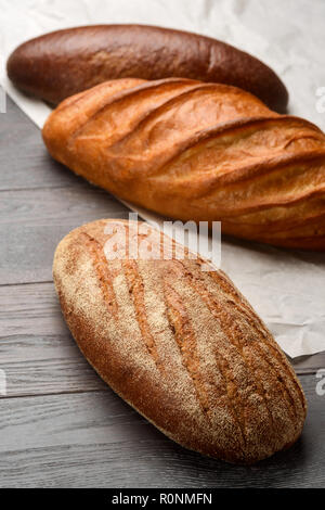 Auswahl an Brot auf dem Tisch Stockfoto