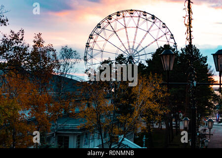 Sonnenuntergang am Ufer des Amur in Chabarowsk. Russland. Stockfoto