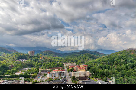 Die grüne Smoky Mountains und Gatlinburg, TN als von einer Aussichtsplattform, die im Sommer gesehen, mit weissen und grauen Wolken und blauer Himmel Stockfoto