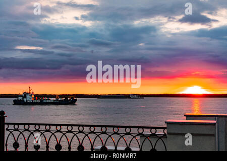 Sonnenuntergang am Ufer des Amur in Chabarowsk. Russland. Stockfoto