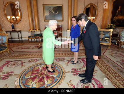 Königin Elizabeth II. empfängt den Vizegouverneur von Neufundland und Labrador, Judy Foote (Mitte) und Howard Foote (rechts) am Buckingham Palace, London während einer Privataudienz. Stockfoto