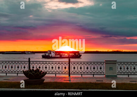 Sonnenuntergang am Ufer des Amur in Chabarowsk. Russland. Stockfoto