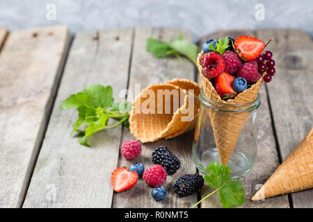 Auswahl der Beeren in Eistüten - gesundes Dessert Konzept Stockfoto