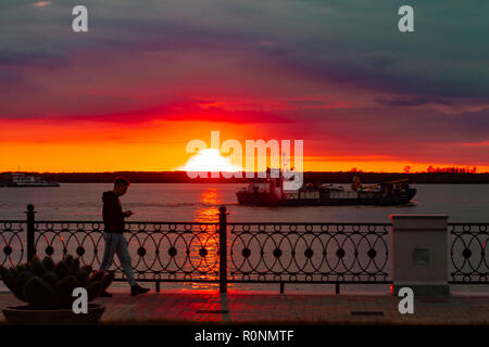 Chabarowsk, Russland - 07.Oktober 2018: Sonnenuntergang am Ufer des Amur in Chabarowsk. Russland. Stockfoto