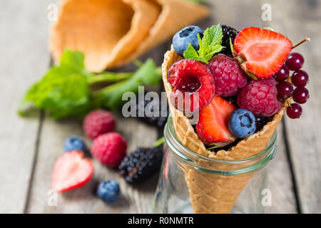 Auswahl der Beeren in Eistüten - gesundes Dessert Konzept Stockfoto