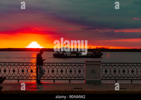 Chabarowsk, Russland - 07.Oktober 2018: Sonnenuntergang am Ufer des Amur in Chabarowsk. Russland. Stockfoto