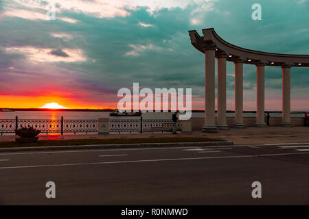 Chabarowsk, Russland - 07.Oktober 2018: Sonnenuntergang am Ufer des Amur in Chabarowsk. Russland. Stockfoto