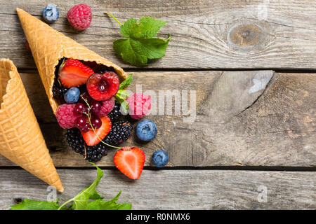 Auswahl der Beeren in Eistüten - gesundes Dessert Konzept Stockfoto