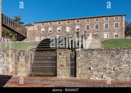 Wasser Rad Mühle 3 mit Institut in New Lanark Mühlen Weltkulturerbe durch den Fluss Clyde in Lanark Lanarkshire Schottland Großbritannien Stockfoto