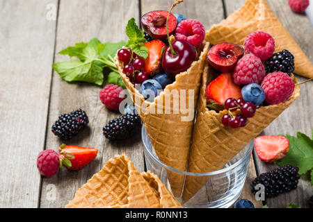 Auswahl der Beeren in Eistüten - gesundes Dessert Konzept Stockfoto