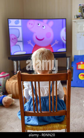 Junge Baby Kleinkind Mädchen zwei Jahre beobachten Solitärspiele im Fernsehen Foto aufgenommen von Simon Dack Stockfoto