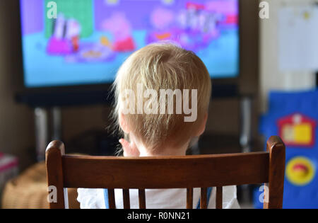 Junge Baby Kleinkind Mädchen zwei Jahre beobachten Solitärspiele im Fernsehen Foto aufgenommen von Simon Dack Stockfoto