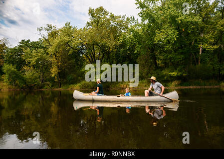 Familie mit einem Kind Kanu fahren auf einem Fluss, United States Stockfoto