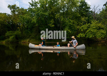 Familie mit einem Kind Kanu fahren auf einem Fluss, United States Stockfoto