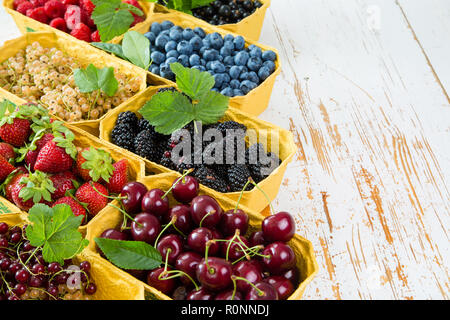 Frische Beeren in Körben Stockfoto