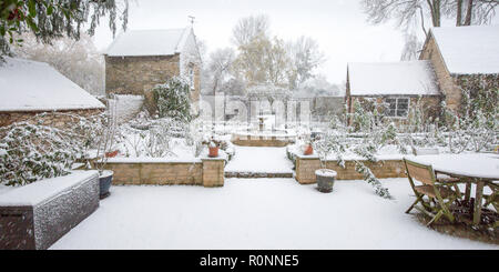 Blick auf den Garten im Schnee, Winter in den Cotswolds Worcestershire März 2018 Stockfoto