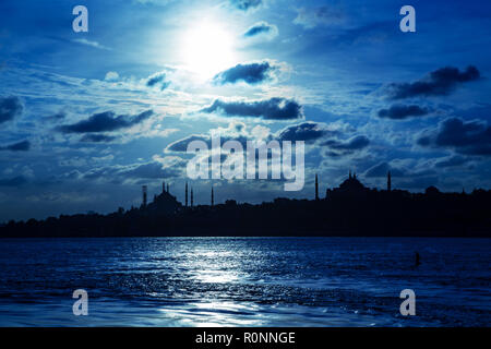Die Silhouetten der Hagia Sophia und die Blaue Moschee bei Sonnenuntergang. Klassische Ansicht von Istanbul. Stockfoto