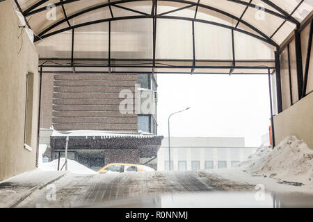 Tiefgarage Ausgang. Starker Schneefall im Freien. Rutschige Straße Warnung. Blizzard Wettervorhersage. Stockfoto