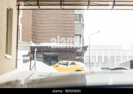 Tiefgarage Ausgang. Starker Schneefall im Freien. Rutschige Straße Warnung. Blizzard Wettervorhersage. Stockfoto