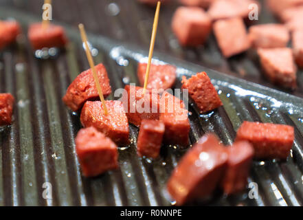 Gebratene türkischen Stil fermentiert würzige Wurst Sucuk genannt in der Türkei, ist es für die gebraten würzige Fleisch Liebhaber Stockfoto