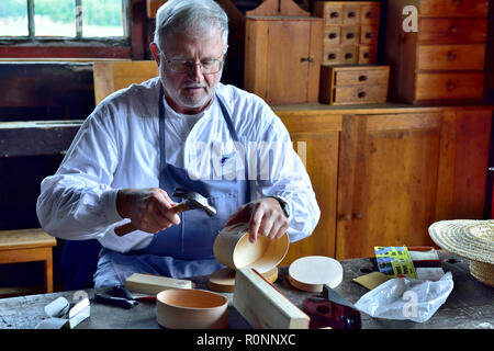 In Hancock Shaker Village Holzbearbeitung Workshop mit Mann, einem traditionellen ovalen Shaker Holzkiste Pittsfield MA, USA Stockfoto