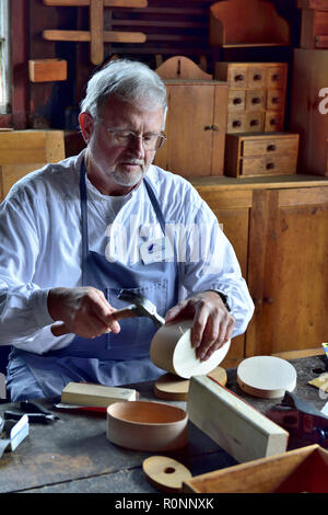 In Hancock Shaker Village Holzbearbeitung Workshop mit Mann, einem traditionellen ovalen Shaker Holzkiste Pittsfield MA, USA Stockfoto