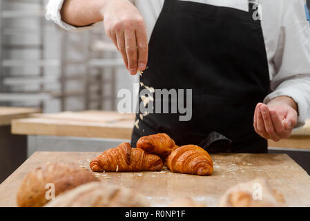 Croissants gekrönt mit mandelflocken Stockfoto