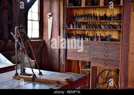 In Hancock Shaker Village Holzbearbeitung Workshop mit Scheune Strahl Bohrmaschine und Formteil Flugzeuge Pittsfield MA, USA Stockfoto