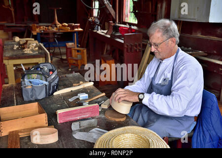 In Hancock Shaker Village Holzbearbeitung Workshop mit Mann, einem traditionellen ovalen Shaker Holzkiste Pittsfield MA, USA Stockfoto