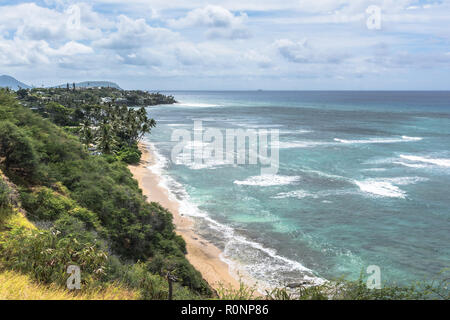 Sand, Strand und Meer an der Küste entlang Diamond Head Road in Oahu, Hawaii Stockfoto