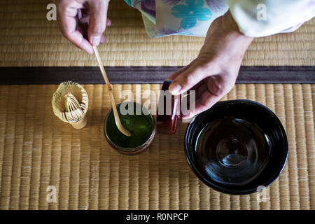 Hohen Winkel in der Nähe der traditionellen japanischen Teezeremonie, Frau spooning Green Matcha Tee Pulver in die Schüssel. Stockfoto