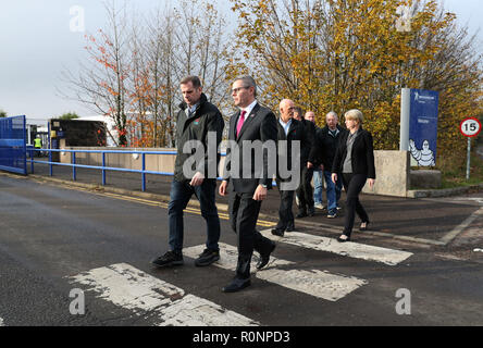 Kabinett Sekretär für Finanzen und die Verfassung Derek Mackay (vorne rechts) bei einem Besuch in Dundee von Michelin Reifen Werk, nachdem die Firma plant, die Website zu schließen. Stockfoto