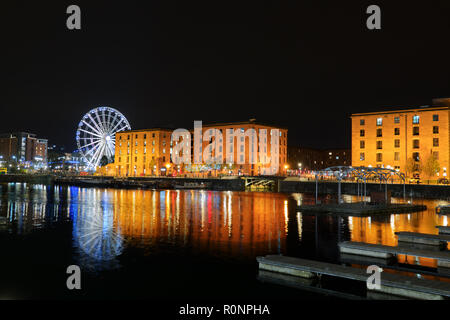 Die Royal Albert Dock Liverpool UK Gebäude abends beleuchtet mit Reflexionen im Dock Wasser 2018. Stockfoto