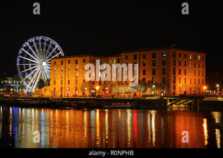 Die Royal Albert Dock Liverpool UK Gebäude abends beleuchtet mit Reflexionen im Dock Wasser 2018. Stockfoto