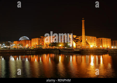 Die Royal Albert Dock Liverpool UK Gebäude abends beleuchtet mit Reflexionen im Dock Wasser 2018. Stockfoto