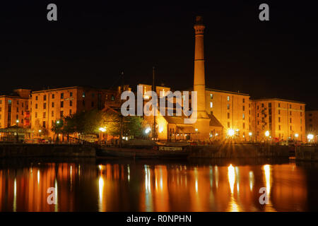 Die Royal Albert Dock Liverpool UK Gebäude abends beleuchtet mit Reflexionen im Dock Wasser 2018. Stockfoto