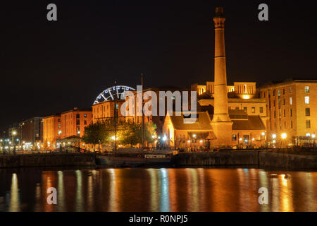 Die Royal Albert Dock Liverpool UK Gebäude abends beleuchtet mit Reflexionen im Dock Wasser 2018. Stockfoto