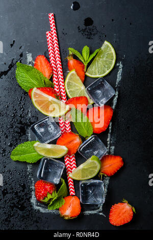 Strawberry Mojito in gezogenem Glas Stockfoto