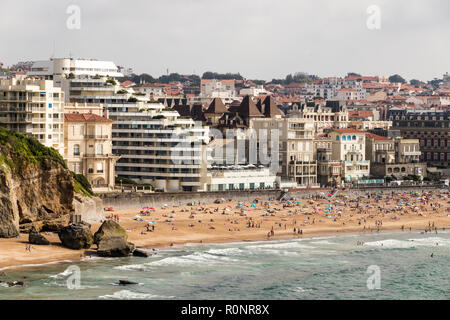Biarritz, Frankreich. Blick auf den Grande Plage (Long Beach) vom Leuchtturm Stockfoto