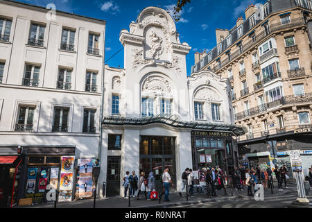 Paris, Frankreich, 6. Oktober, 2018: Die Menschen gehen vor dem Eingang der bekannten Elysee Montmartre Theater im Herzen des Bezirkes auf einen Fall Stockfoto