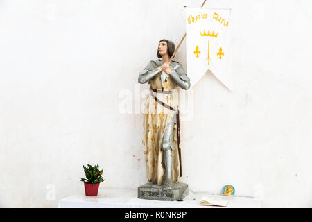 Ars-en-Re, Frankreich. Statue von Jeanne d'Arc in der Eglise Kirche Saint-Etienne Stockfoto