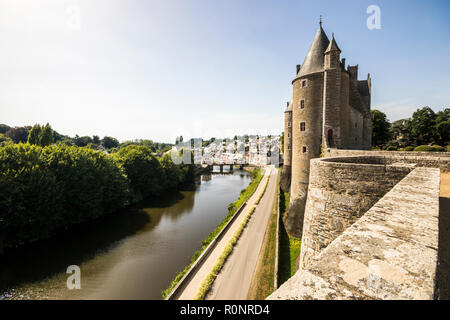 Josselin, Frankreich. Blick auf die Burg Befestigungsanlagen und die Altstadt mit dem Fluss Ouest vom Chateau de Josselin Stockfoto