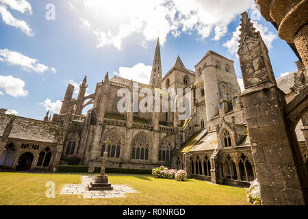 Treguier, Frankreich. Der Kreuzgang der Kathedrale St. Tugdual, eine Römisch-katholische Kirche und ehemalige Kathedrale im Cotes-d'Armor, Bretagne Stockfoto