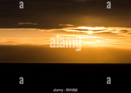 Morgenröte bei der Bucht des Mont-Saint-Michel, Frankreich, mit einem schwarzen Horizont und eine orange sky Stockfoto