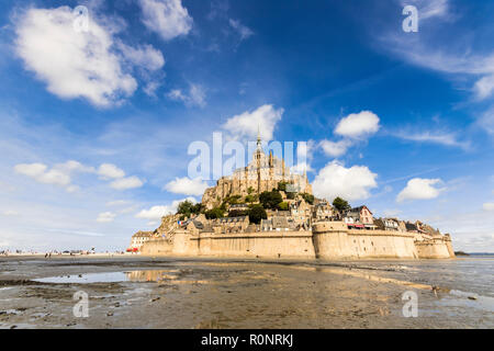 Le Mont-Saint-Michel, Frankreich, eine Insel und Kloster in der Normandie, Weltkulturerbe seit 1979. Blick von der Sand bei Ebbe Stockfoto