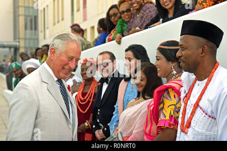 Der Prinz von Wales trifft die Mitarbeiterinnen und Mitarbeiter des Hohen Kommissars Residence in Nigeria, am Tag 7 Ihrer Reise nach Westafrika. Stockfoto